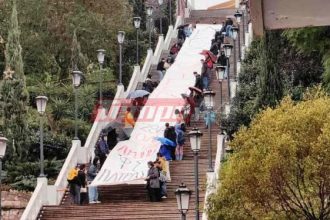 Πάτρα: Πανό "σκέπασε" τις σκάλες της Αγ. Νικολάου για τα Τέμπη (ΦΩΤΟ - ΒΙΝΤΕΟ)