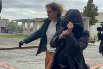 Πιερία: Ποινική δίωξη για ανθρωποκτονία με δόλο στην 34χρονη που σκότωσε τον σύντροφό της και τον έθαψε στην αυλή