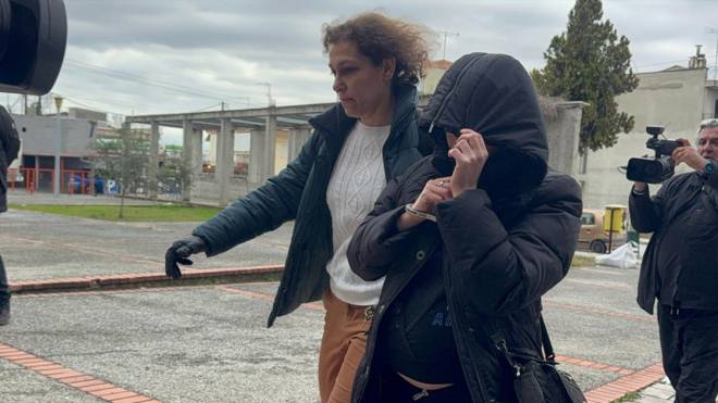 Πιερία: Ποινική δίωξη για ανθρωποκτονία με δόλο στην 34χρονη που σκότωσε τον σύντροφό της και τον έθαψε στην αυλή