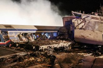 Ποινικές διώξεις σε τέσσερα στελέχη της Πυροσβεστικής για τις αυτοψίες στον χώρο της τραγωδίας στα Τέμπη