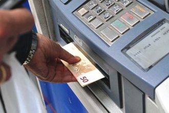 Επιδόματα: Πότε έρχεται η πληρωμή με προπληρωμένη κάρτα - Ποιοι εξαιρούνται