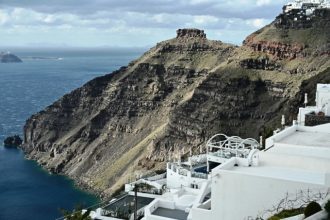 Λέκκας: Σήμα κινδύνου για κατολισθήσεις στη Σαντορίνη, ακόμα και με δυνατή βροχή
