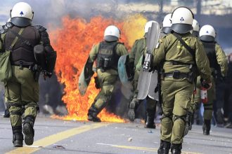 Η ΕΛ.ΑΣ για τα επεισόδια στο Σύνταγμα: 220 προσαγωγές, 73 συλλήψεις και 29 τραυματίες αστυνομικοί