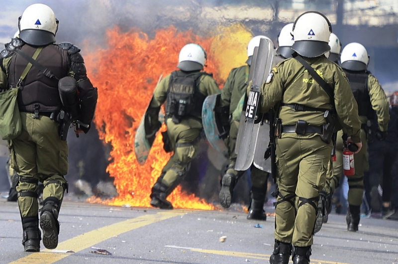 Η ΕΛ.ΑΣ για τα επεισόδια στο Σύνταγμα: 220 προσαγωγές, 73 συλλήψεις και 29 τραυματίες αστυνομικοί