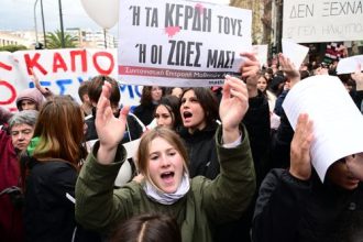 Δημοσκόπηση: 7 στους 10 Έλληνες ρίχνουν αρνητική «ψήφο» σε κυβέρνηση και Δικαιοσύνη για τα Τέμπη