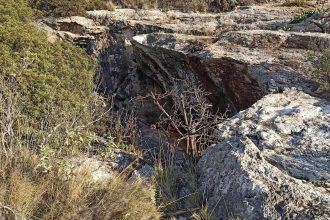 Θρίλερ στη Βούλα: Γυναίκα εντοπίστηκε νεκρή κοντά στο νεκροταφείο