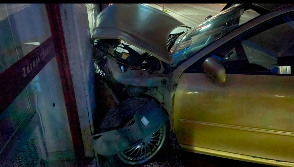 Δυτ. Ελλάδα: Το ΙΧ "καρφώθηκε" στην πρόσοψη καταστήματος - ΒΙΝΤΕΟ