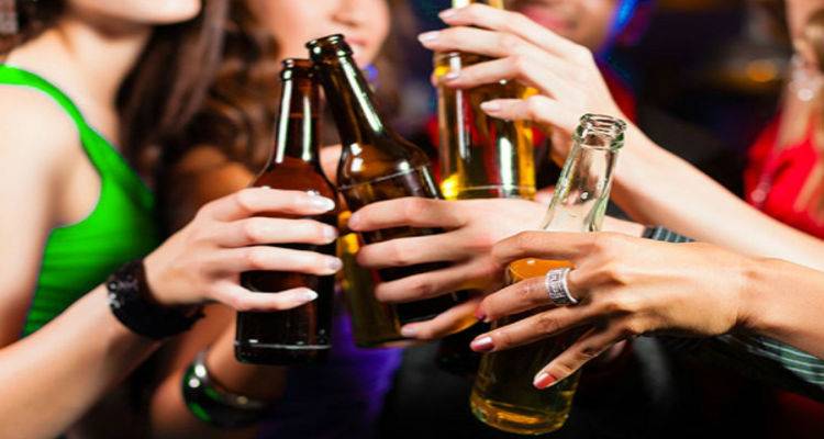 6 τρόποι με τους οποίους το αλκοόλ επηρεάζει το έντερό μας