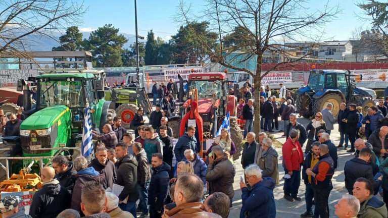 Δυναμική κινητοποίηση αγροτών στα Ιωάννινα: Με τρακτέρ έξω από την Περιφέρεια
