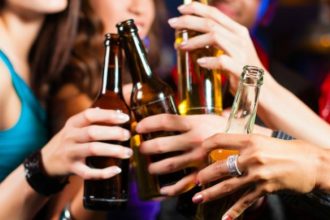 Θεσσαλονίκη: Στο νοσοκομείο δύο 16χρονες έπειτα από κατανάλωση αλκοόλ