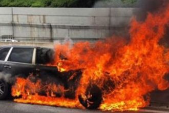 Πάτρα: Μυστήριο με καμένη porche στο Μαζαράκι