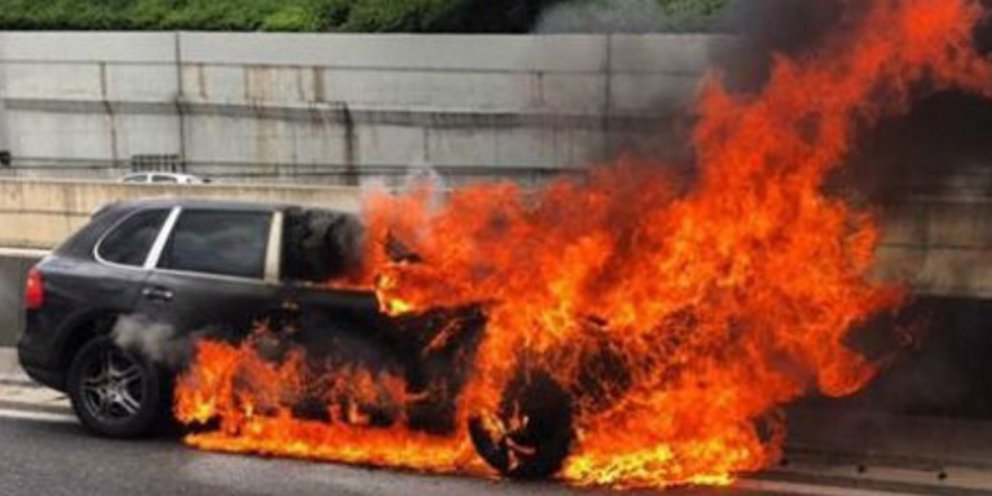 Πάτρα: Μυστήριο με καμένη porche στο Μαζαράκι