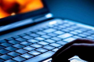 Πάτρα: Πώς έπεσε στα δίχτυα των αστυνομικών η 41χρονη που βιντεοσκοπούσε γυμνό τον γιο του συντρόφου της