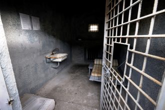 Ρωσία: Δικαστήρια επέβαλαν βαριές ποινές φυλάκισης για προδοσία