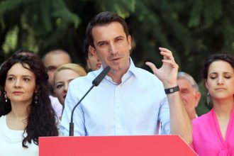 Συνελήφθη ο Δήμαρχος των Τιράνων, σε κατ’ οίκον περιορισμό η σύζυγός του - Κατηγορούνται για διαφθορά