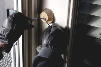 Αχαΐα: Έμπαιναν σε σπίτια και άρπαζαν χρήματα και κοσμήματα - Κρατούμενος του Κορυδαλλού ο ένας εμπλεκόμενος