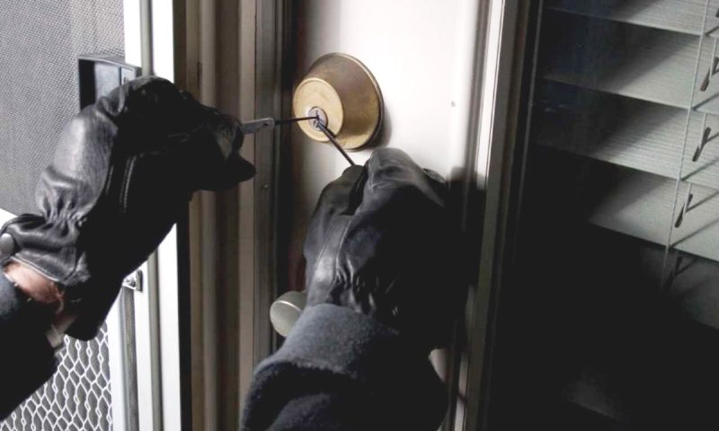 Αχαΐα: Έμπαιναν σε σπίτια και άρπαζαν χρήματα και κοσμήματα - Κρατούμενος του Κορυδαλλού ο ένας εμπλεκόμενος