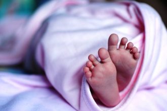 Γερμανία: Ισόβια σε ανδρόγυνο που σκότωσε τη μητέρα και τη γιαγιά ενός μωρού για να το αρπάξουν