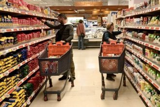 Στη δίνη της ακρίβειας οι καταναλωτές – "Καίνε" εισιτήρια, ρεύμα, τρόφιμα