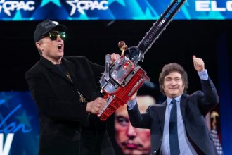 Ο Έλον Μασκ πήρε αλυσοπρίονο για να ...διαλύσει την γραφειοκρατία