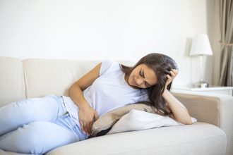 Πόνοι περιόδου: Πώς θα τους αντιμετωπίσεις με φυσικούς τρόπους