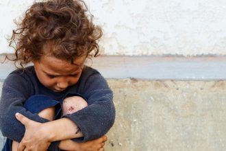 Η σημαντική λέξη που μπορεί να προστατεύσει τα παιδιά από την κακοποίηση