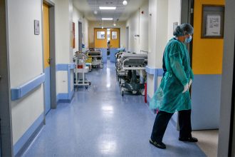 Πέντε θάνατοι από γρίπη και εννιά από κορονοϊό την τελευταία εβδομάδα