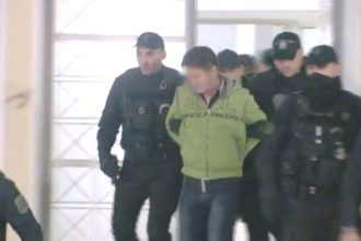 Μεσολόγγι - Δολοφονία Μπάμπη Κούτσικου: 11 μάρτυρες κατέθεσαν ως υπεράσπιση του κρεοπώλη, αποδοκιμασίες έξω από τα δικαστήρια (ΒΙΝΤΕΟ)