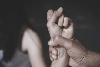 Ακράτα: Απειλούσε τη γυναίκα του και συνελήφθη - Γιατί οδηγείται στην ψυχιατρική του Ρίου