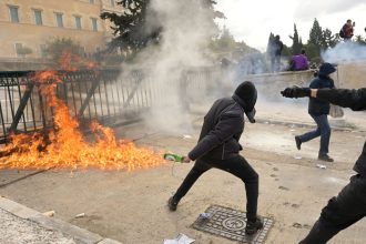 Τέμπη: Επεισόδια με μολότοφ και πέτρες στο συλλαλητήριο στο Σύνταγμα (ΦΩΤΟ & ΒΙΝΤΕΟ)