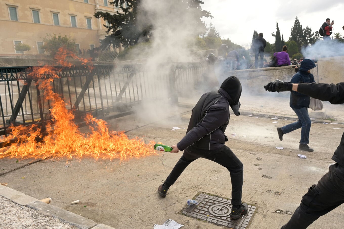 Τέμπη: Επεισόδια με μολότοφ και πέτρες στο συλλαλητήριο στο Σύνταγμα (ΦΩΤΟ & ΒΙΝΤΕΟ)