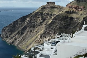 Σεισμοί στις Κυκλάδες: «Όσο περνάει ο χρόνος παγιώνεται το σενάριο της σμηνοσειράς»