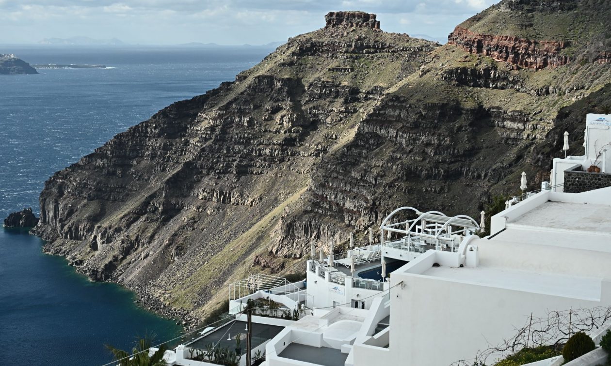 Σεισμοί στις Κυκλάδες: «Όσο περνάει ο χρόνος παγιώνεται το σενάριο της σμηνοσειράς»