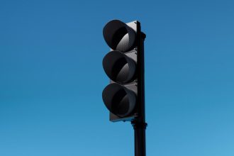 Πάτρα: Εκτός λειτουργίας το φανάρι στη συμβολή των οδών Ακτής Δυμαίων και Λεύκας