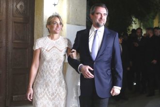 Παντρεύτηκαν Νικόλαος Ντε Γκρες και Χρυσή Βαρδινογιάννη, βγήκαν αγκαζέ από την εκκλησία (ΒΙΝΤΕΟ)