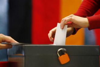 Άνοιξαν οι κάλπες στη Γερμανία - Οι κρισιμότερες εκλογές στην ιστορία της χώρας