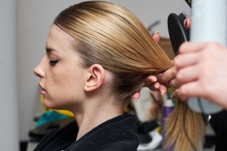 5 tips που πρέπει να γνωρίζεις αν πιάνεις τα μαλλιά σου κοτσίδα