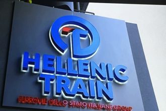 Επίθεση στα γραφεία της Hellenic Train – Ομάδα 15 ατόμων έσπασε τζάμια και πέταξε μπογιές