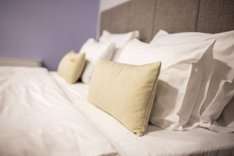 Πώς να αφαιρέσετε τους κίτρινους λεκέδες από τα μαξιλάρια χωρίς χλωρίνη