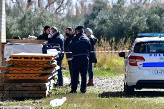 Διπλό φονικό στη Λάρισα: Με ποινικό παρελθόν ο δράστης - Οπλισμένος με χειροβομβίδα ταμπουρώθηκε στο ξυλουργείο του - ΦΩΤΟΓΡΑΦΙΕΣ