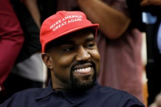 Αφού δήλωσε ότι είναι «ναζί», ο Κάνιε Γουέστ πουλάει μπλουζάκια με σβάστικες