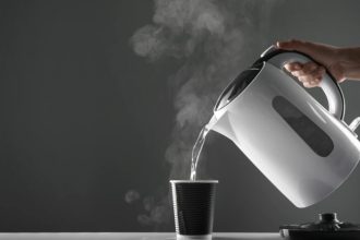 Πώς καθαρίζουμε τον βραστήρα μας σε μόλις 5 λεπτά