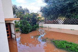Βυθισμένη στα λασπόνερα η Κεφαλονιά εδώ και 48 ώρες - Αποκλεισμένα σπίτια και κάμποι που έγιναν λίμνες