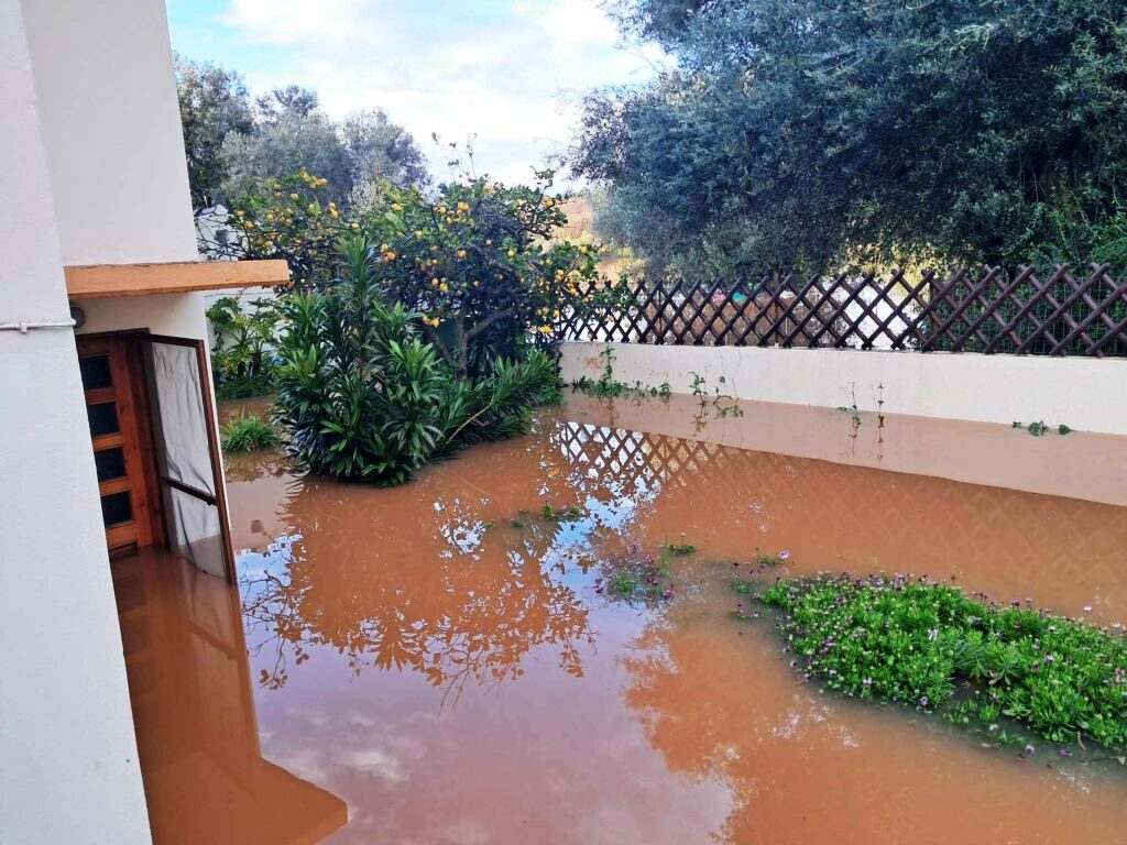 Βυθισμένη στα λασπόνερα η Κεφαλονιά εδώ και 48 ώρες - Αποκλεισμένα σπίτια και κάμποι που έγιναν λίμνες