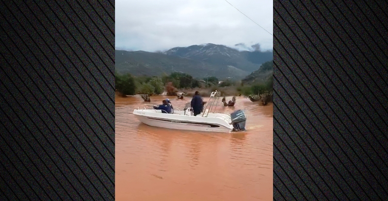 Με ταχύπλοο σκάφος κινούνται οι κάτοικοι στα Περατάτα Κεφαλονιάς για να φτάσουν στα σπίτια τους (ΒΙΝΤΕΟ)