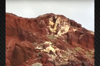 Σεισμοί στην Σαντορίνη: Κατολίσθηση στην Κόκκινη Παραλία - Έπεσαν ολόκληρα κομμάτια βράχων