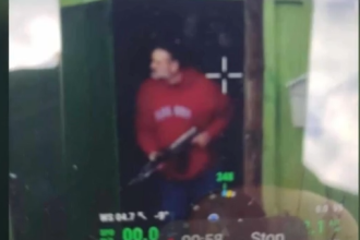 Η στιγμή που ο 60χρονος φονιάς στη Λάρισα πυροβολεί κατά του αστυνομικού και αυτοκτονεί - «Παραδώσου, μην το κάνεις αυτό»