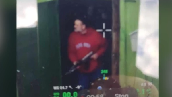 Η στιγμή που ο 60χρονος φονιάς στη Λάρισα πυροβολεί κατά του αστυνομικού και αυτοκτονεί - «Παραδώσου, μην το κάνεις αυτό»