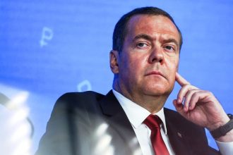 Μεντβέντεφ για Ζελένσκι: «Το γουρούνι δέχθηκε τελικά ένα σωστό χαστούκι στο Οβάλ Γραφείο»