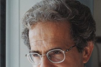 Πάτρα: Σήμερα η εκδήλωση παρουσίασης του νέου βιβλίου του Μίμη Ανδρουλάκη με τίτλο «Ποιος το ξέρει; Ποιος το ξέρει;»